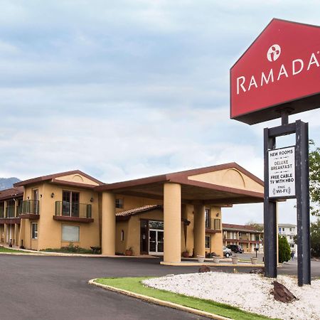 Ramada By Wyndham Flagstaff East Hotel Bagian luar foto